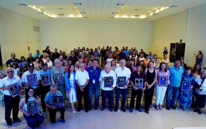 San Nicolás reconoce a leyendas del béisbol por décadas de entrega al deporte