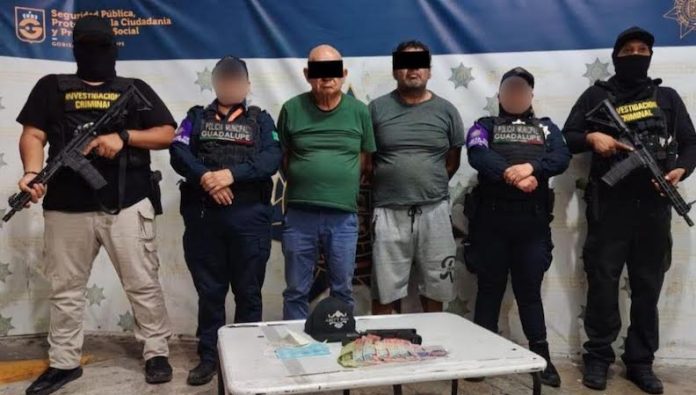 Policías de Guadalupe frustran asalto y capturan a dos presuntos responsables; los investigan por otros robos violentos