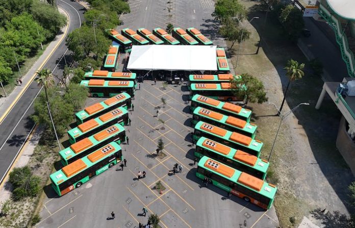 Entrega Samuel García 21 nuevas unidades para reforzar rutas 198 y 109 en Nuevo León