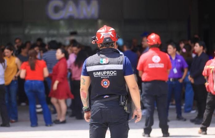 Participan cientos de empleados municipales de Monterrey en simulacro nacional de desalojo