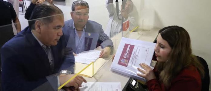 Escobedo exhibe documentos y acusa al Estado de frenar recursos para el Triángulo Norte