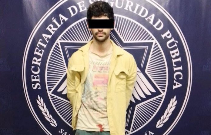 Detienen en San Pedro a hombre tras agredir a policía durante revisión