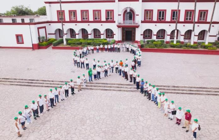 Escobedo alza la voz por los adultos mayores; forman gigantesco moño verde contra el maltrato en la vejez