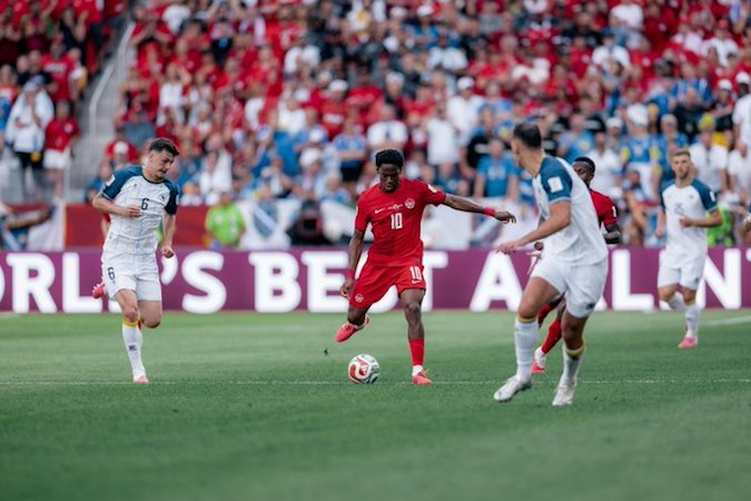 Canadá rescata el empate ante Bosnia y mantiene viva la ilusión en su debut mundialista