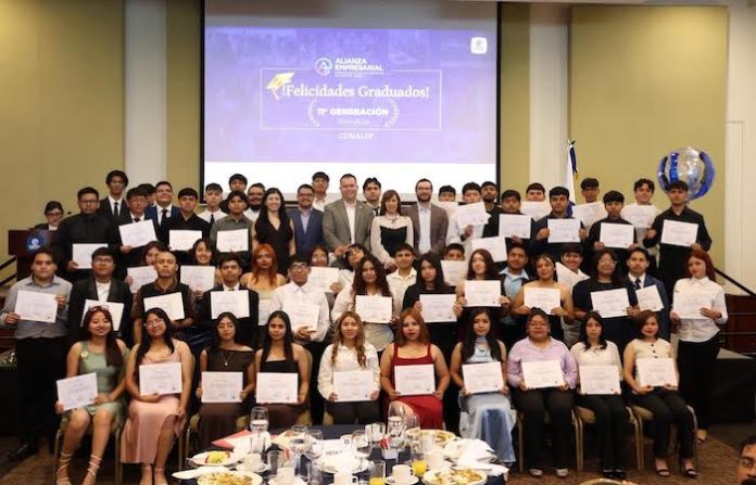 Gradúan a 93 jóvenes técnicos en Nuevo León; industria apuesta por formar talento especializado