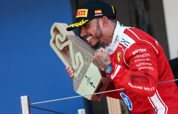 Hamilton conquista Barcelona y le entrega a Ferrari una victoria histórica