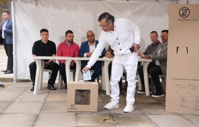 Petro acusa a la oposición de compra de votos en la primera vuelta en Colombia