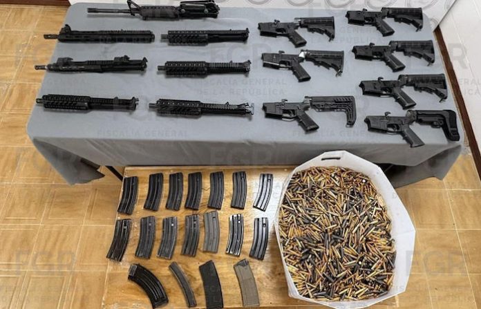 Ocultaban arsenal en compartimento secreto; decomisan armas y miles de cartuchos en Galeana