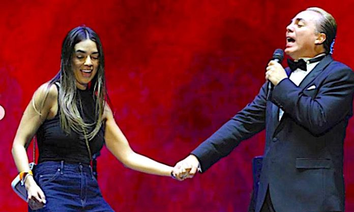 Cristian Castro revela a su novia en concierto, no es Victoria Kühne