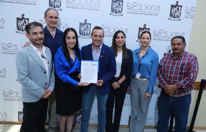 Menores de 14 años quedarían fuera de las redes sociales en Nuevo León