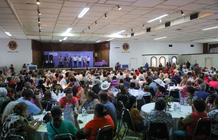 Festejan en Santiago a madres y padres adultos mayores con baile, música y reconocimientos