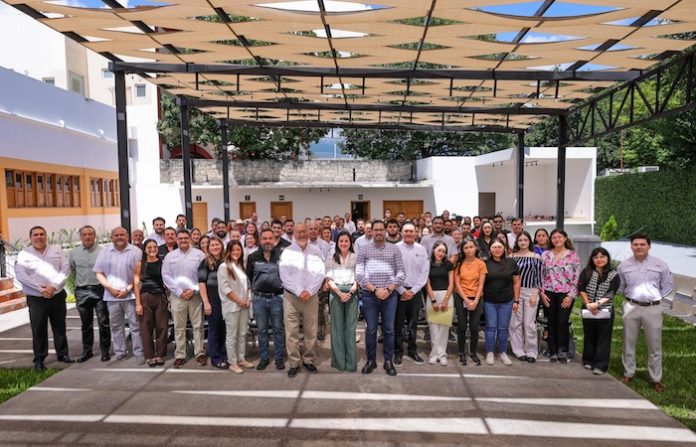 Funcionarios de Santiago se unen para financiar estudios de universitarios