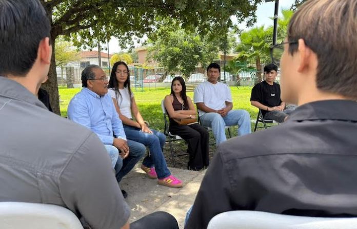 Jóvenes exponen a Andrés Mijes los obstáculos que enfrentan para estudiar y salir adelante