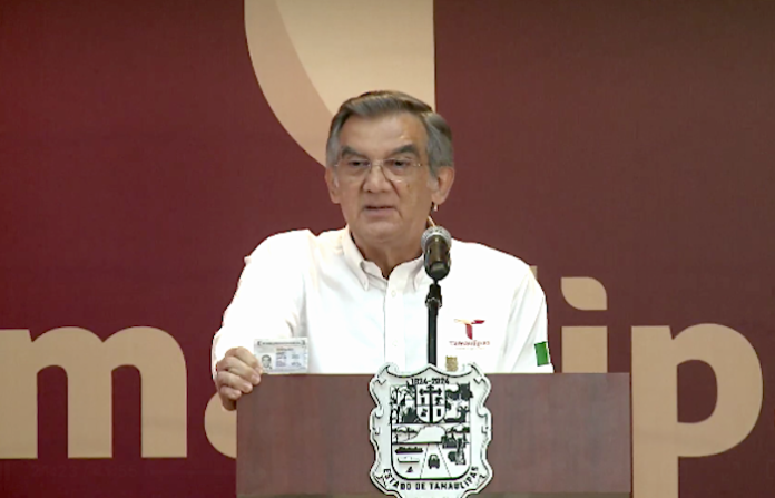 Video: Américo Villarreal exhibe su visa y reta a medio de EU a probar acusaciones