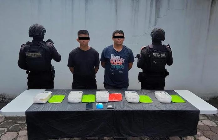 Caen dos presuntos distribuidores de droga en Linares; transportaban varios kilos de cristal
