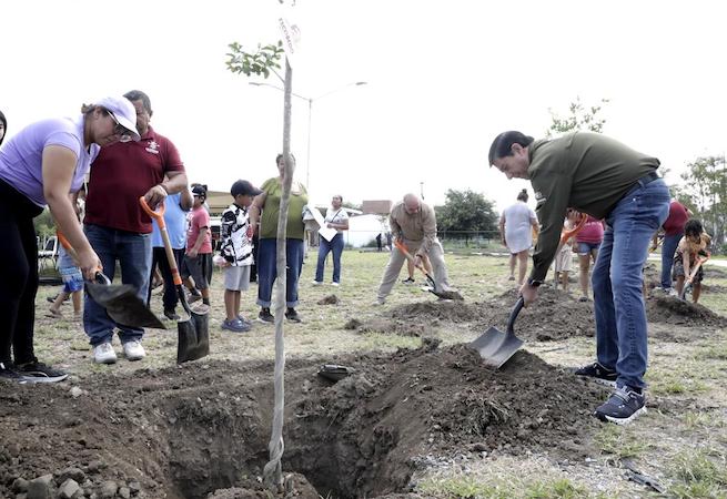 Vecinos de Escobedo adoptan árboles para fortalecer áreas verdes y combatir el cambio climático