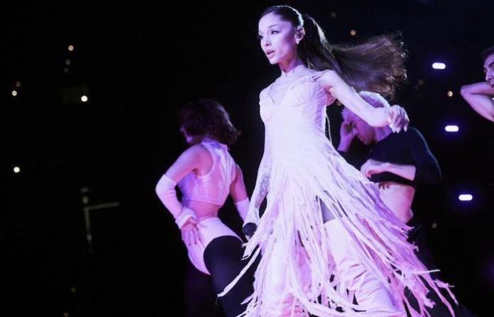 Ariana Grande regresa a los escenarios tras siete años homenajeando su pasado con “Eternal Sunshine”