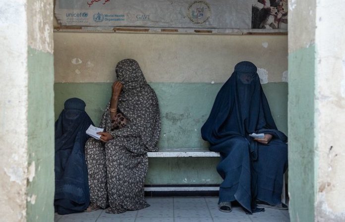 Autoridades afganas arrestan a varias mujeres en Herat por ignorar reglas de vestimenta