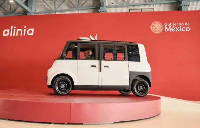 Presenta Sheinbaum el primer vehículo eléctrico mexicano; Olinia llegará a las calles en 2027