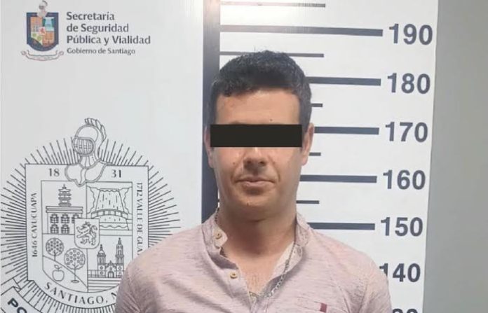 Detienen a hombre acusado de golpear y amenazar de muerte a su esposa en Santiago