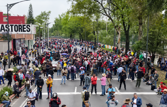 Maestros marchan hacia el Estadio Ciudad de México a dos días del Mundial
