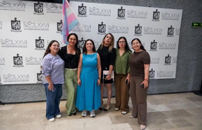 Tras cinco horas de espera, permiten ingreso de mujeres trans al Congreso