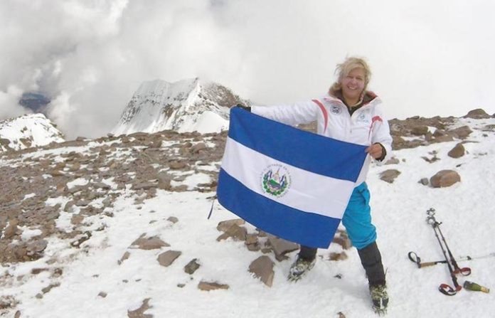 Alfa Karina Arrué planta la bandera salvadoreña en la mayor cima de Rusia y Europa