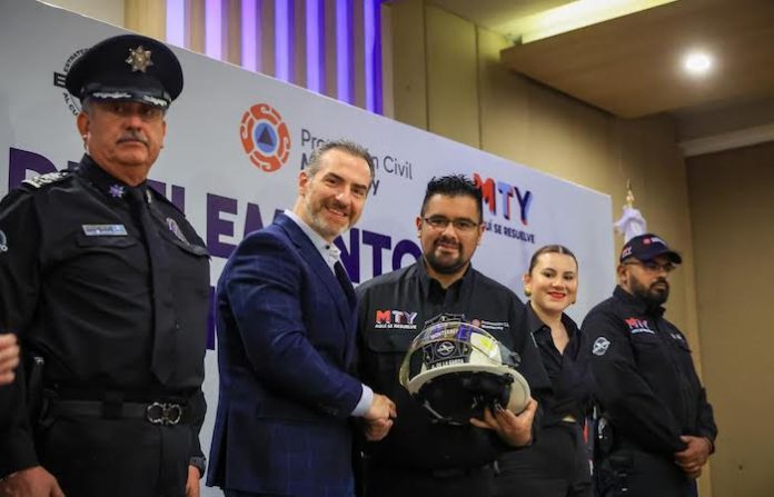 Monterrey gradúa a la primera generación de la Academia de Protección Civil, única en México