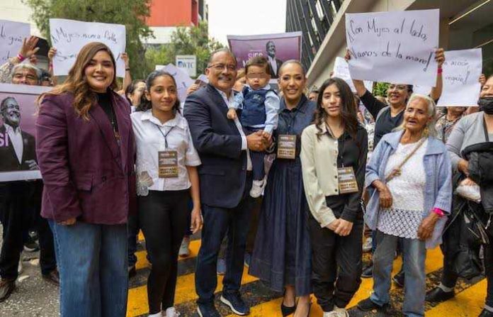 Andrés Mijes formaliza su registro en Morena y promete recuperar el “Nuevo León Original”