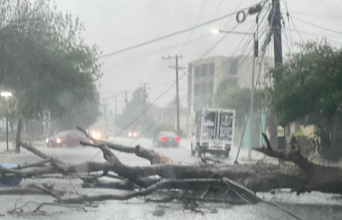 Lluvias paralizan Monterrey: cancelan Fan Fest, provocan apagones e inundaciones en la zona metropolitana