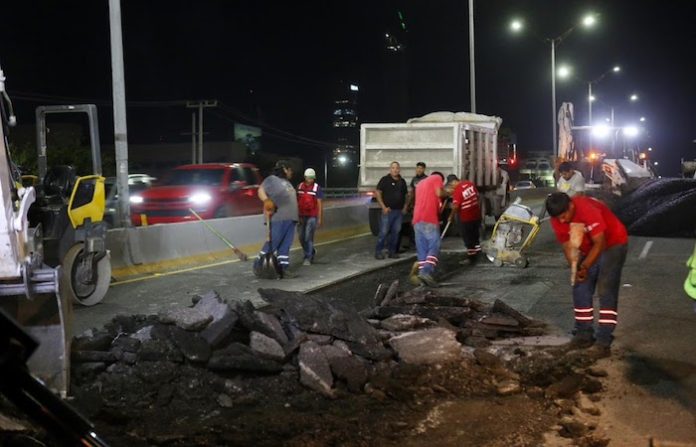 Monterrey intensifica bacheo y ampliará carril reversible de Paseo de los Leones
