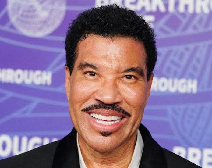 Lionel Richie suspende concierto tras sufrir mareos durante el arranque de su gira