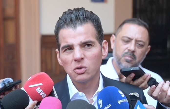 Miguel Flores reconoce a los paramédicos, héroes de la primera respuesta en NL