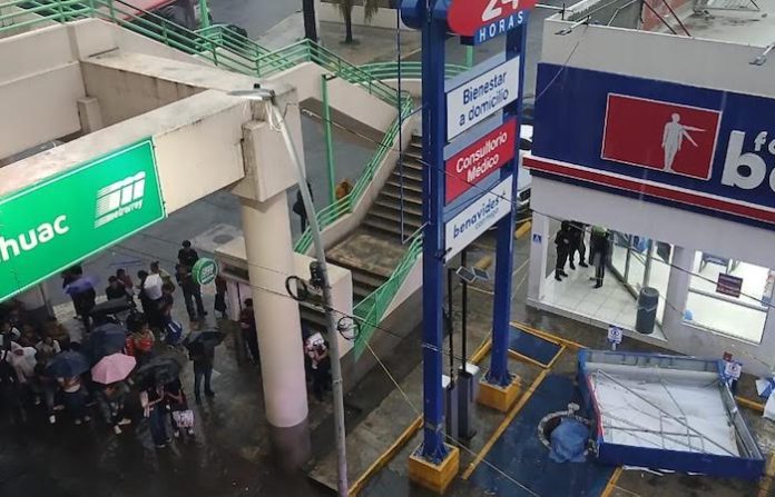 Video: Mujer muere tras caerle anuncio panorámico durante tormenta en San Nicolás