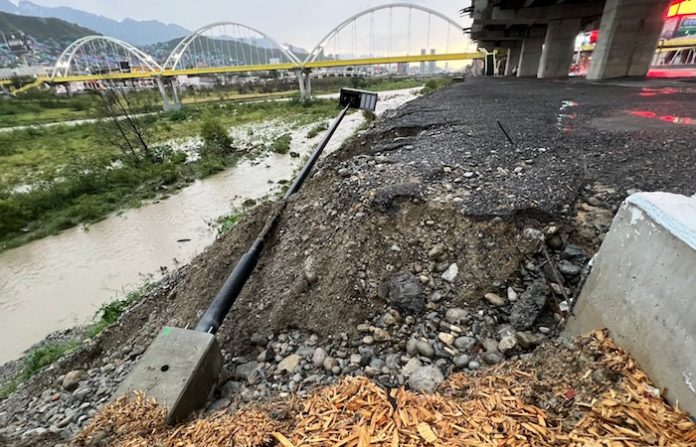A semanas de su inauguración, Parque Lineal registra hundimientos tras intensas lluvias en Monterrey