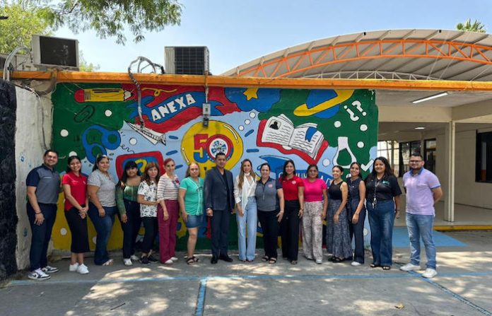 Perla Villarreal entrega mobiliario a cinco escuelas de Monterrey para fortalecer la labor docente