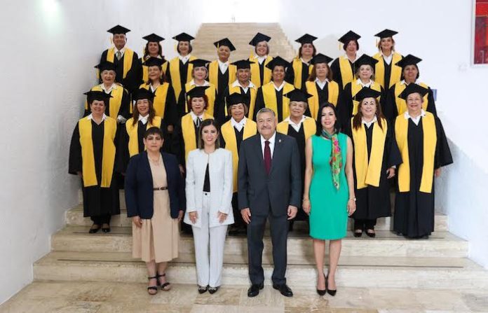 UANL gradúa a 26 adultos mayores del Diplomado Universidad para los Mayores