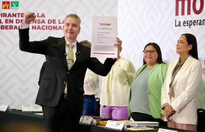 Waldo Fernández se registra para buscar la coordinación de Morena en Nuevo León; promete recorrer todo el estado