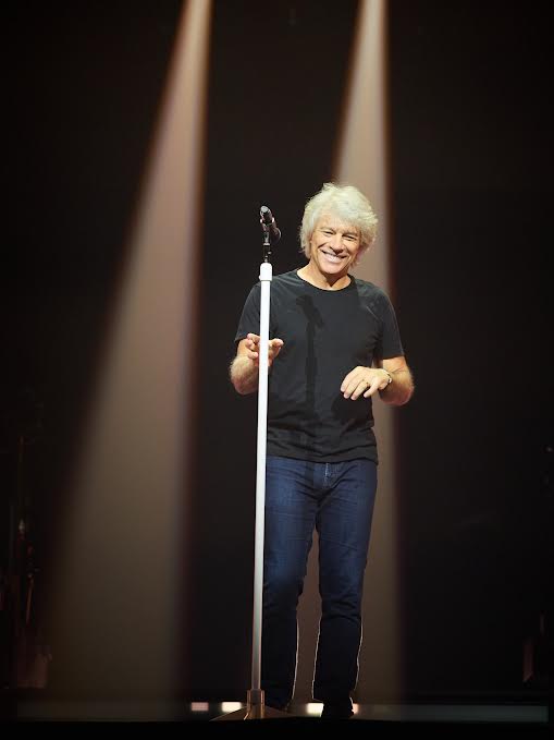 Jon Bon Jovi cancela concierto en pleno show pero pide a fans que “no tiren sus boletos”