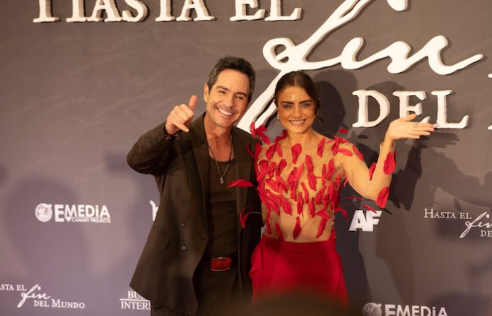 Entre gritos, selfies y aplausos: Aislinn Derbez y Mauricio Ochmann llegan a Monterrey para presentar su nueva película