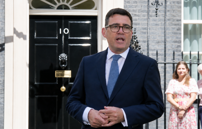 Andy Burnham asume como primer ministro del Reino Unido y promete una profunda transformación del país
