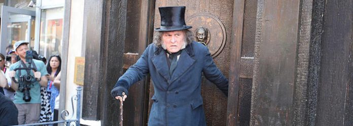 Johnny Depp reaparece como “Ebenezer Scrooge” y marca su esperado regreso a Hollywood