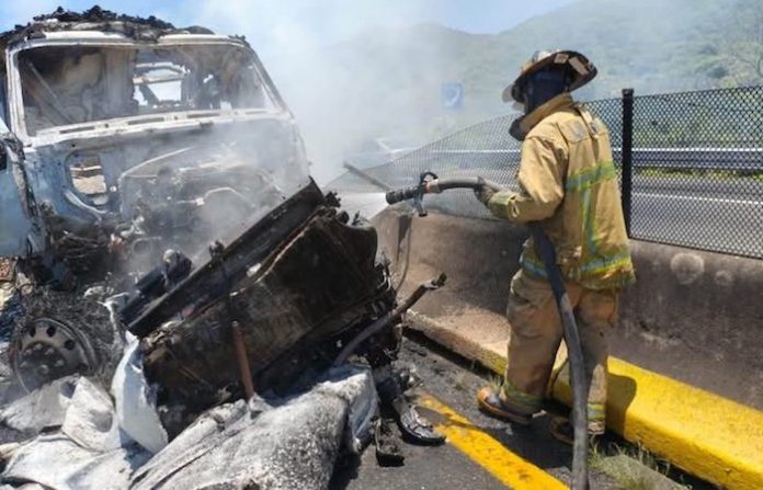 Al menos nueve muertos y 13 heridos en un accidente de tráfico en autopista entre Guadalajara y Tepic