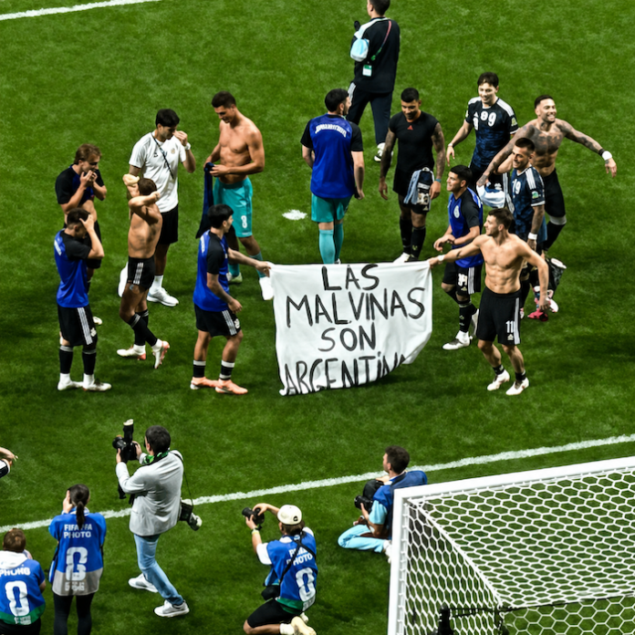 Reino Unido reclama a la FIFA que sancione a Argentina por sacar bandera sobre Malvinas