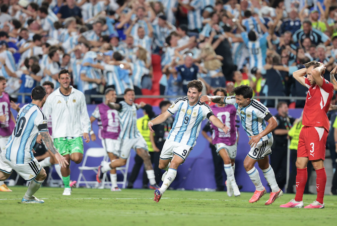 Argentina sobrevive al drama, elimina a Suiza en tiempos extra y cita a Inglaterra en una semifinal histórica