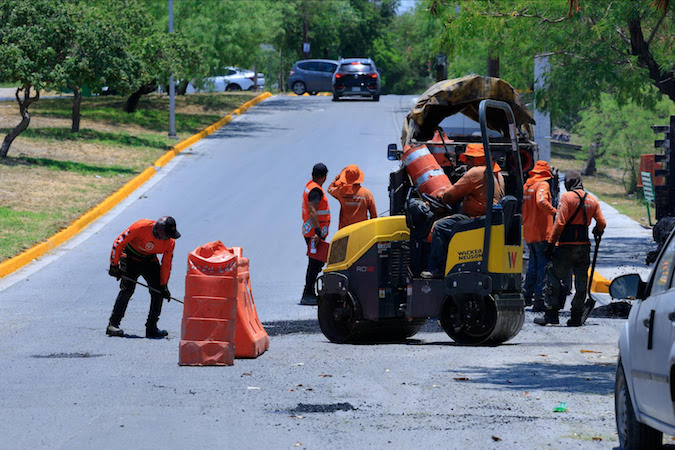 Héctor García intensifica programa de bacheo en Cañada Blanca y Centro América de Guadalupe