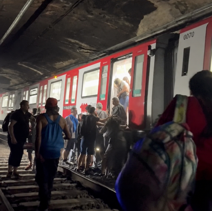 Más de 130 afectados por inhalación de humo tras un incendio en el metro de Barcelona