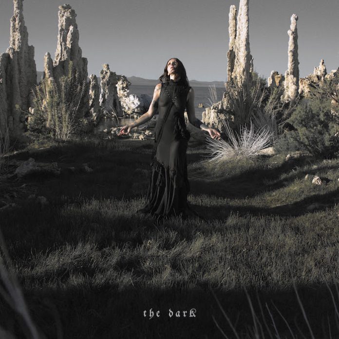 Chelsea Wolfe explora la oscuridad y la transformación en su nuevo álbum The Dark