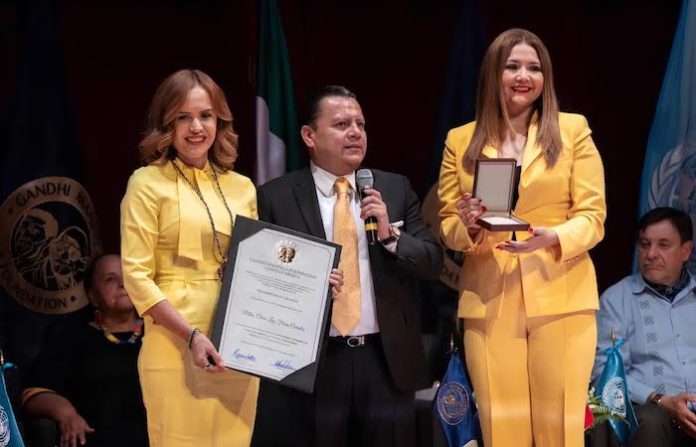 Clara Luz Flores es reconocida por Fundación Gandhi Mandela por su labor en favor de la construcción de paz