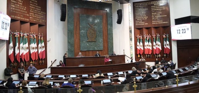 Sinaloa pone orden en las aulas; Congreso aprueba límites al uso de celulares en escuelas